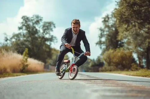 Person auf einem Fahrrad auf einer Straße